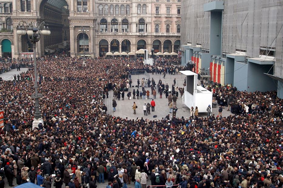 Folla ai funerali di don Giussani