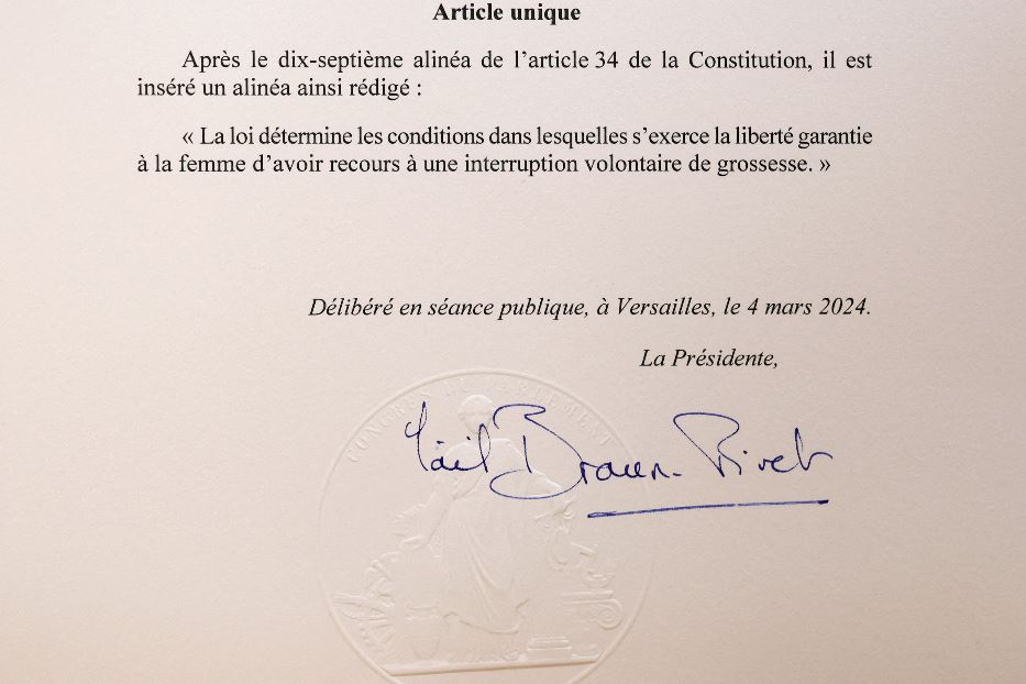 L'atto ufficiale con il nuovo comma aggiunto all'articolo 34 della Costituzione francese