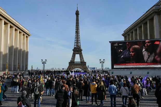 Il maxischermo al Trocadero, nella piazza dedicata ai diritti umani, davanti alla Torre Eiffel, per la diretta della seduta di Versailles