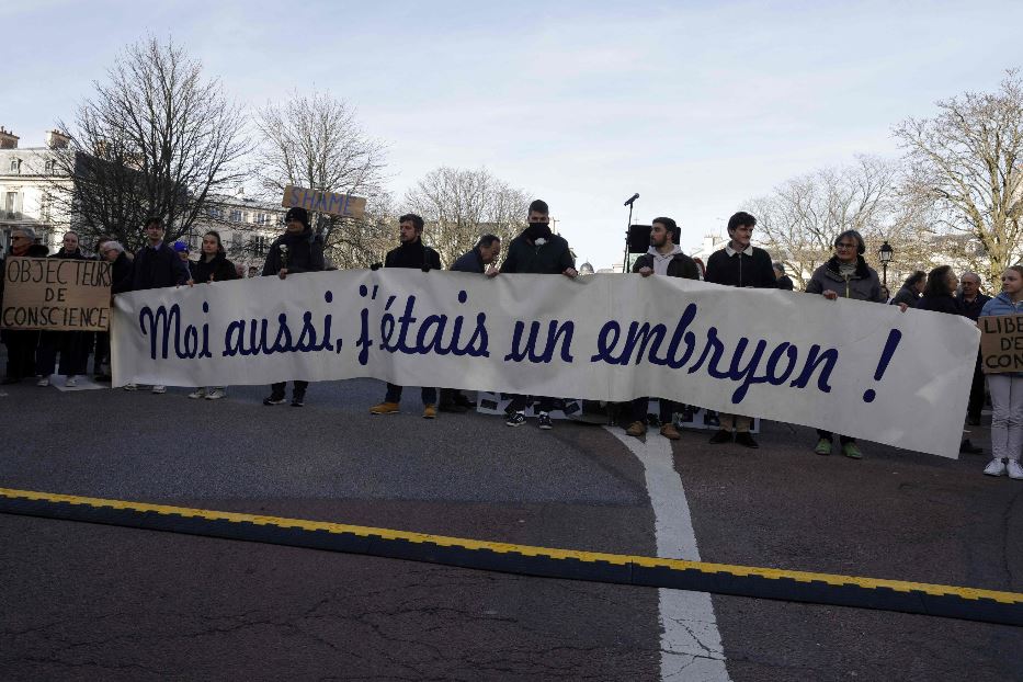 'Anch'io sono stato un embrione': uno striscione al presidio di protesta durante l'atto solenne a Versailles