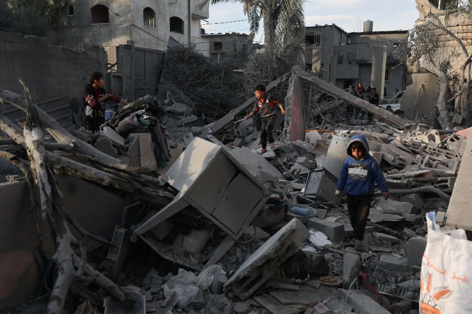 Bambini palestinesi tra le macerie di una casa distrutta dai raid di Israele a Rafah