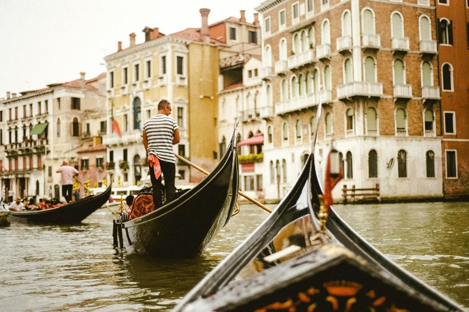 Turisti in gondola, fra i canali di Venezia