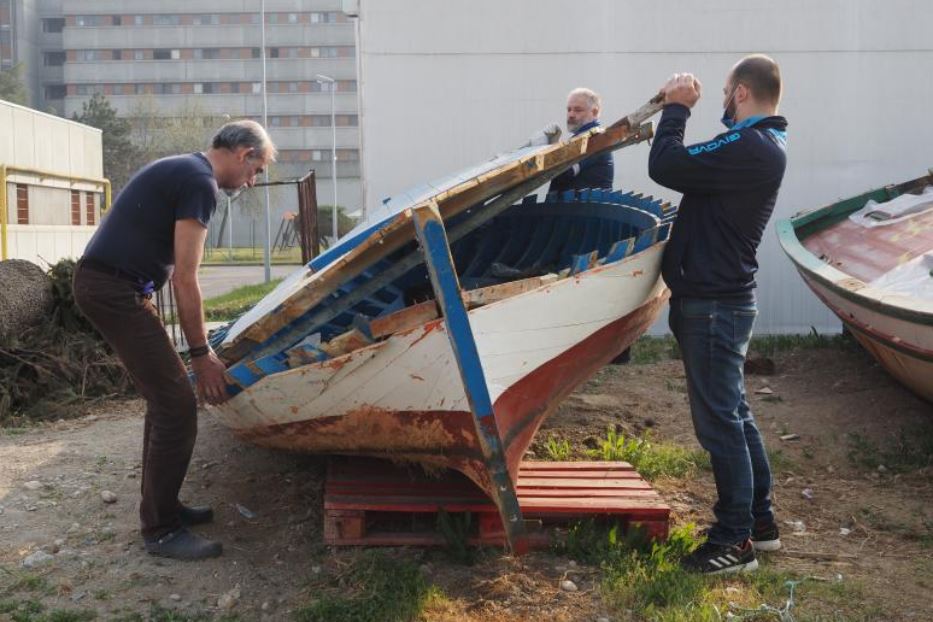 A Opera i detenuti smontano le barche che diventeranno strumenti musicali