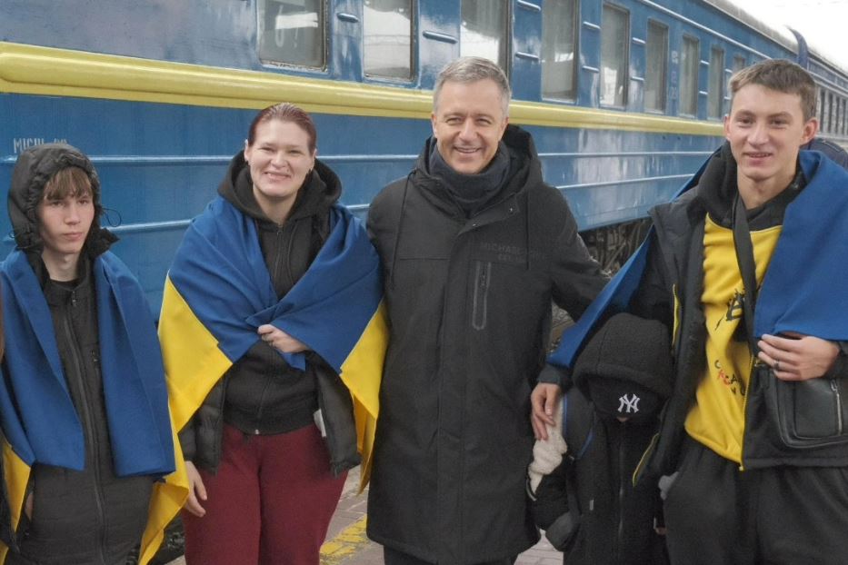 Alcuni ragazzi riportati in Ucraina dalla Russia con Mykola Kuleba, fondatore “Save Ukraine”