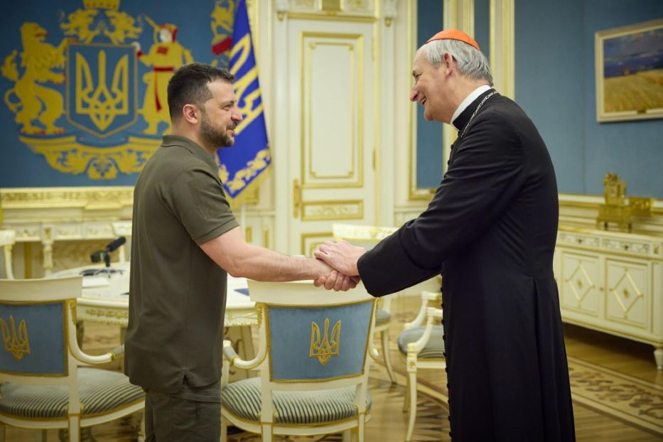 Il presidente Volodymyr Zelensky e il cardinale Matteo Zuppi durante la visita del porporato a Kiev lo scorso giugno