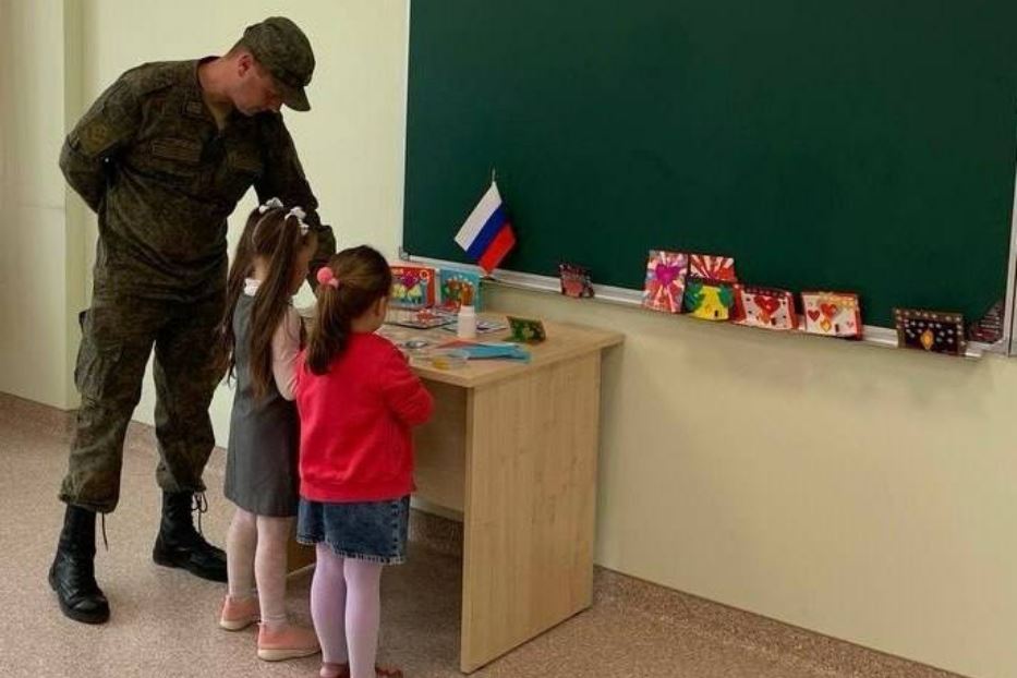I bambini con i soldati russi per prepararsi al Giorno della vittoria a Melitopol, la città nella parte occupata della regione di Zaporizhzhia