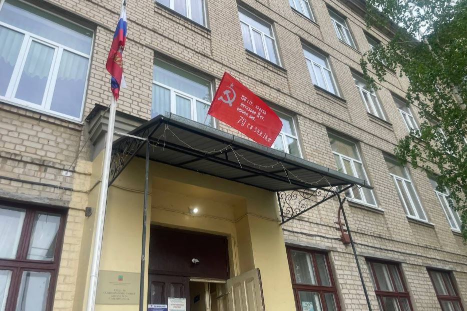 La scuola numero 24 con la bandiera russa del Giorno della vittoria a Melitopol, la città dell'Ucraina meridionale nei territori occupati della regione di Zaporizhzhia