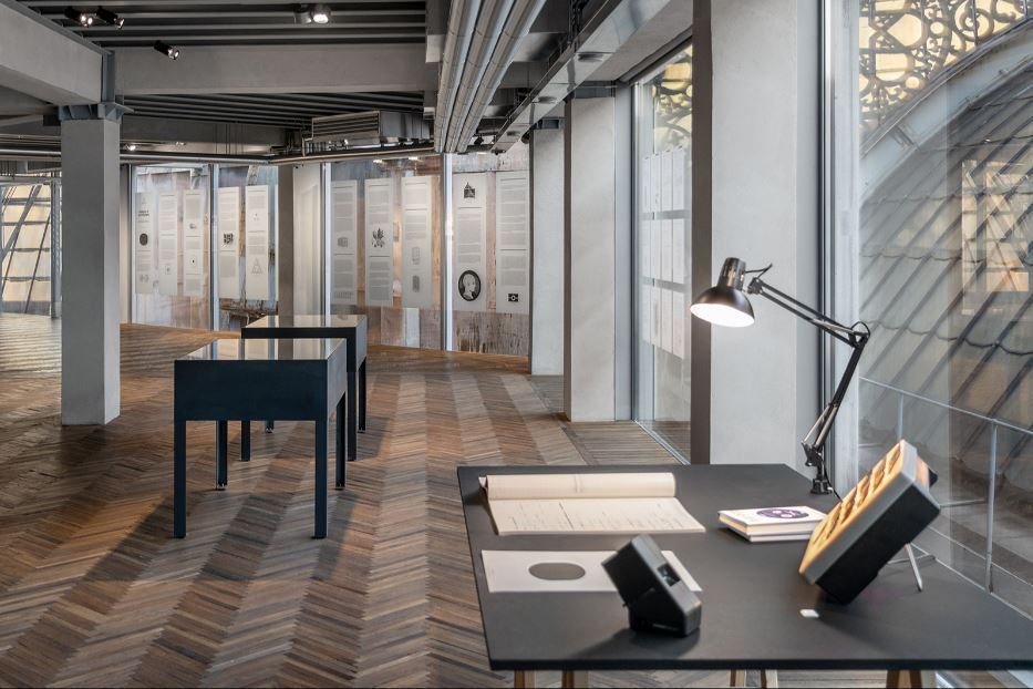 Una delle sale allestite per Calculating Empires all'Osservatorio di Milano, spazio espositivo di Fondazione Prada