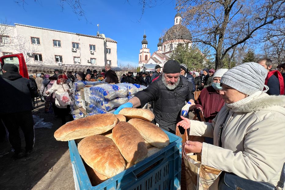 La distribuzione del 'pane dei poveri' di guerra a Zaporizhzhia nei giorni del Triduo pasquale