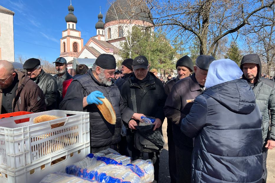 La distribuzione del 'pane dei poveri' di guerra a Zaporizhzhia nei giorni del Triduo pasquale