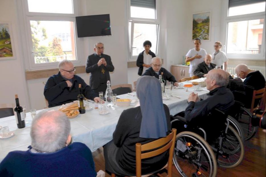 Il pranzo nella casa per sacerdoti anziani, appena inaugurata