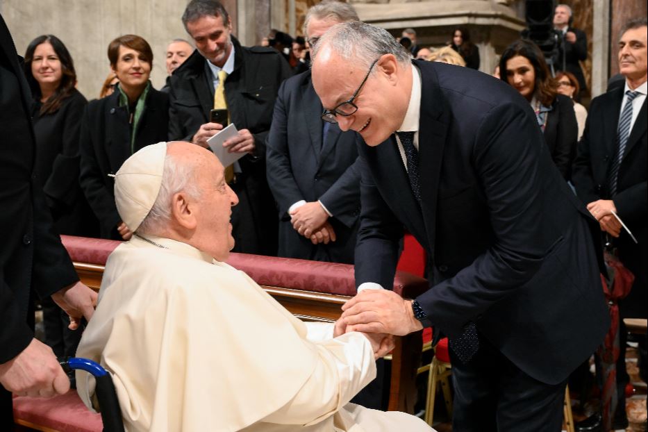 Il Papa saluta il sindaco Gualtieri al termine del Te Deum in San Pietro