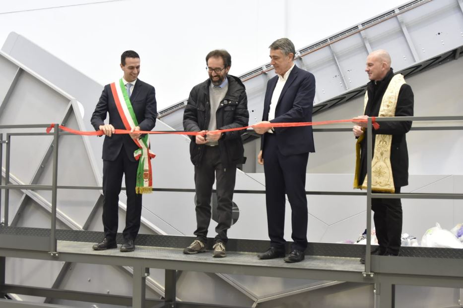 Rho (Milano): il momento del taglio del nastro, alla inaugurazione del 'Textile Hub' della cooperativa Vesti Solidale