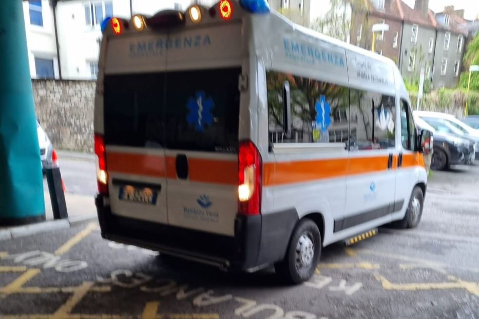 L'ambulanza arrivata con l'aereo militare entra nell'ospedale di Bristol