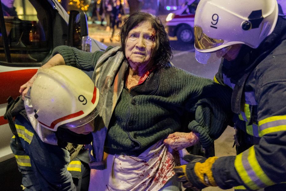 Una donna ferita nel centro di Kharkiv durante gli ultimi bombardamenti russi