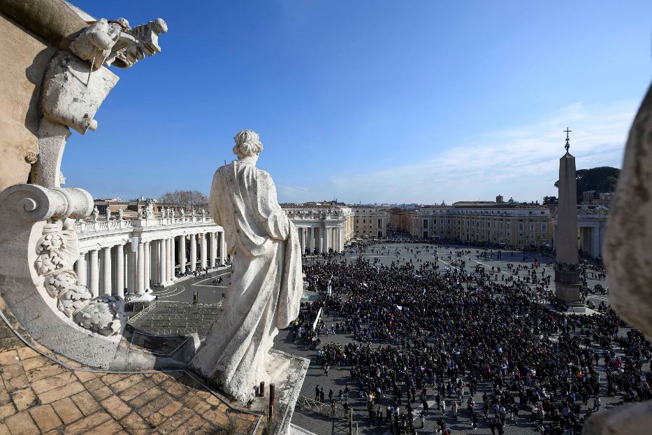 Fedeli in Piazza San Pietro per l'Angelus