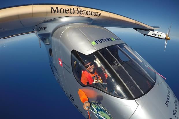 Selfie di Bertrand Piccard a bordo di Solar Impulse