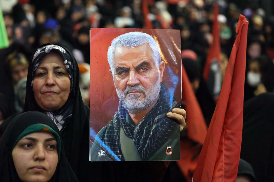 Il ritratto di Soleimani tra i partecipanti alla commemorazione di ieri, prima dello scoppio degli ordigni che hanno provocato almeno 84 morti