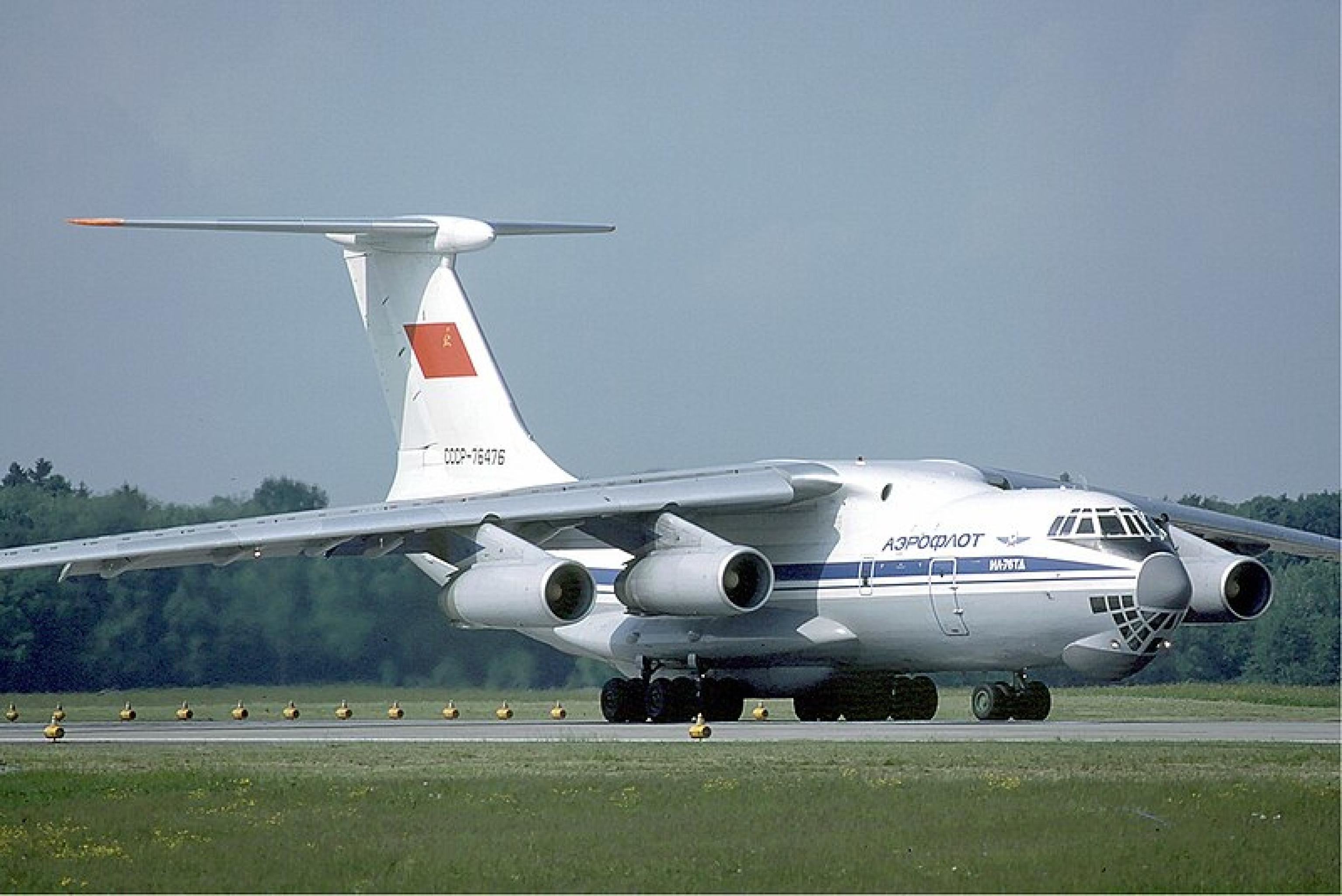 Un aereo da trasporto russo Ilyushin II-76 del tipo di quello precipitato