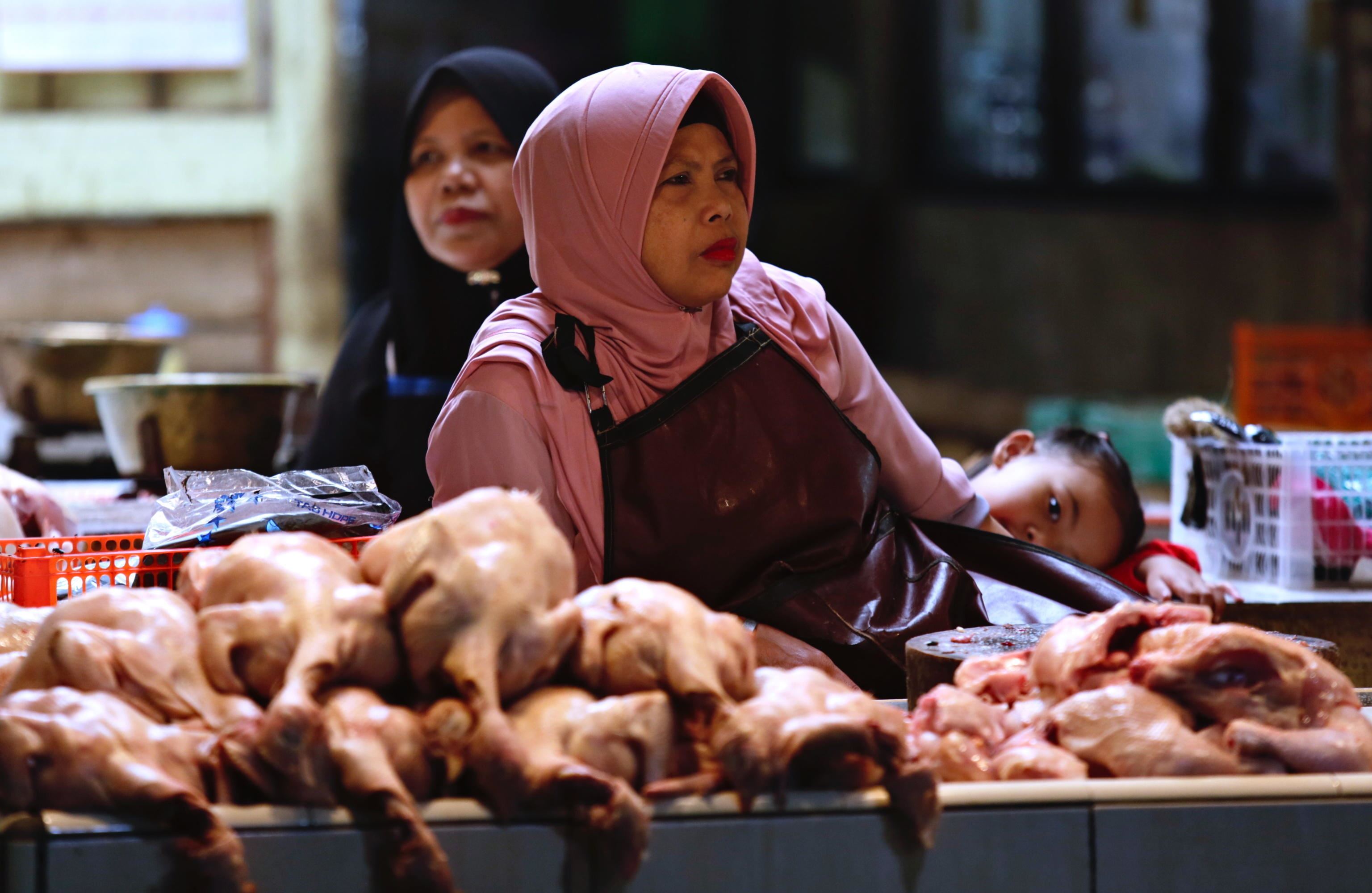Vendita di generi alimentari in un mercato a Depok, in Indonesia