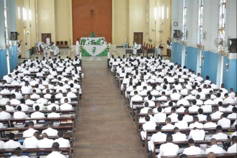 Una liturgia eucaristica nella chiesa del Seminario di Enugu (Nigeria) che contiene 800 persone sedute
