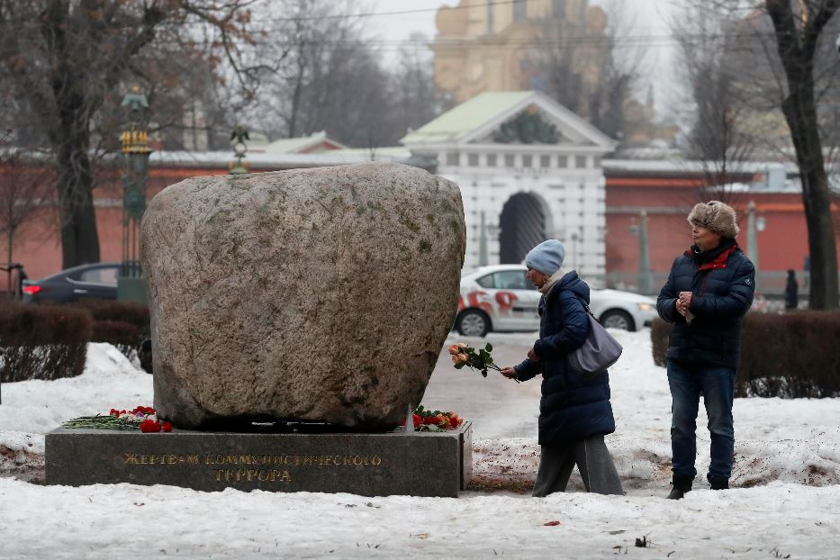Due russi depongono fiori per Alexeij Navalny vicino al memoriale dei prigionieri politici a San Pietroburgo. Nonostante il clima di terrore, la gente non rinuncia a rendere omoggio al più forte oppositore di Putin