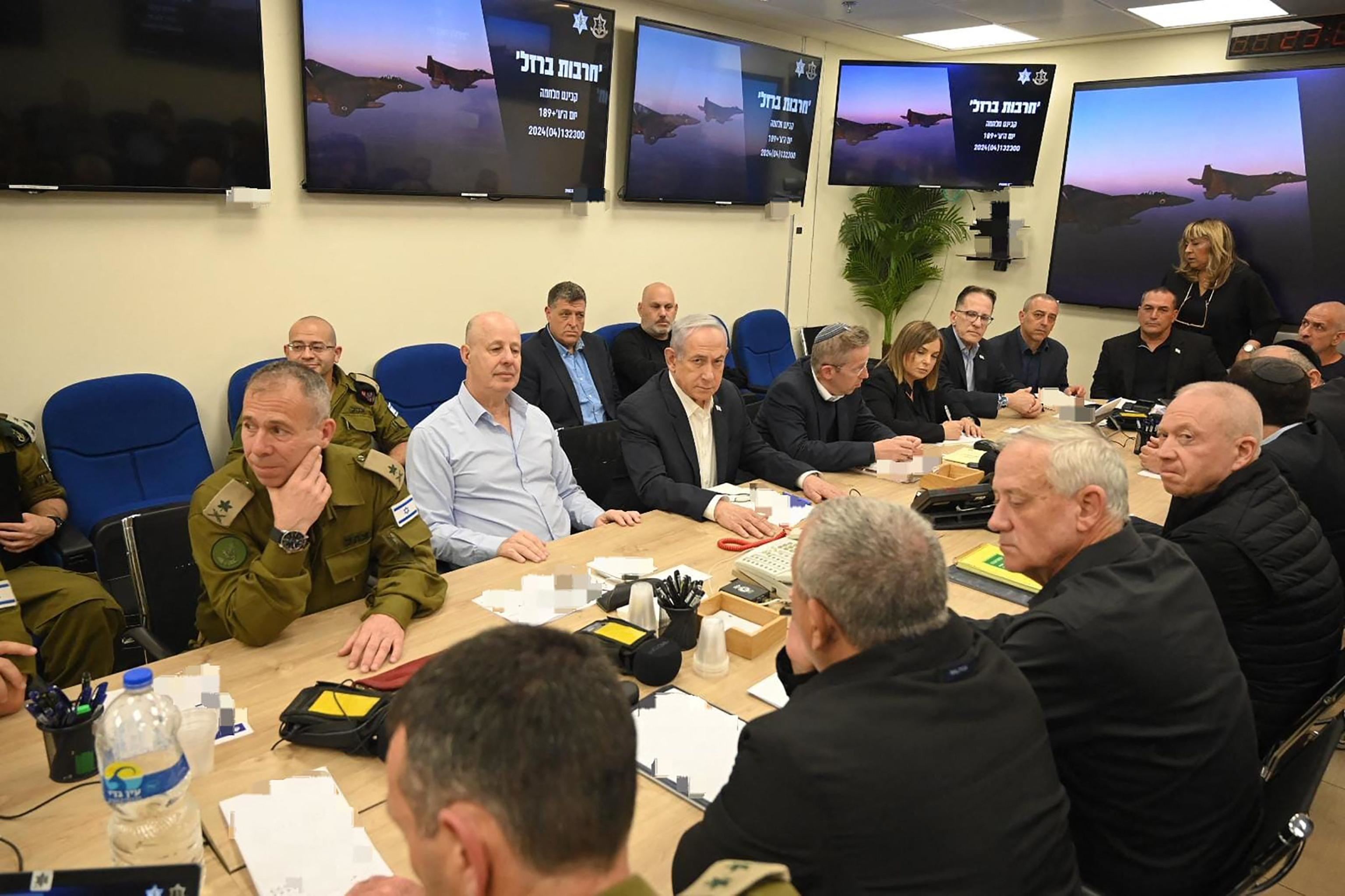 Il premier israeliano Netanyahu (al centro) nella riunione del gabinetto di guerra, notte 14 aprile 2024. (Foto dell'Ufficio del Primo Ministro israeliano ' AFP)