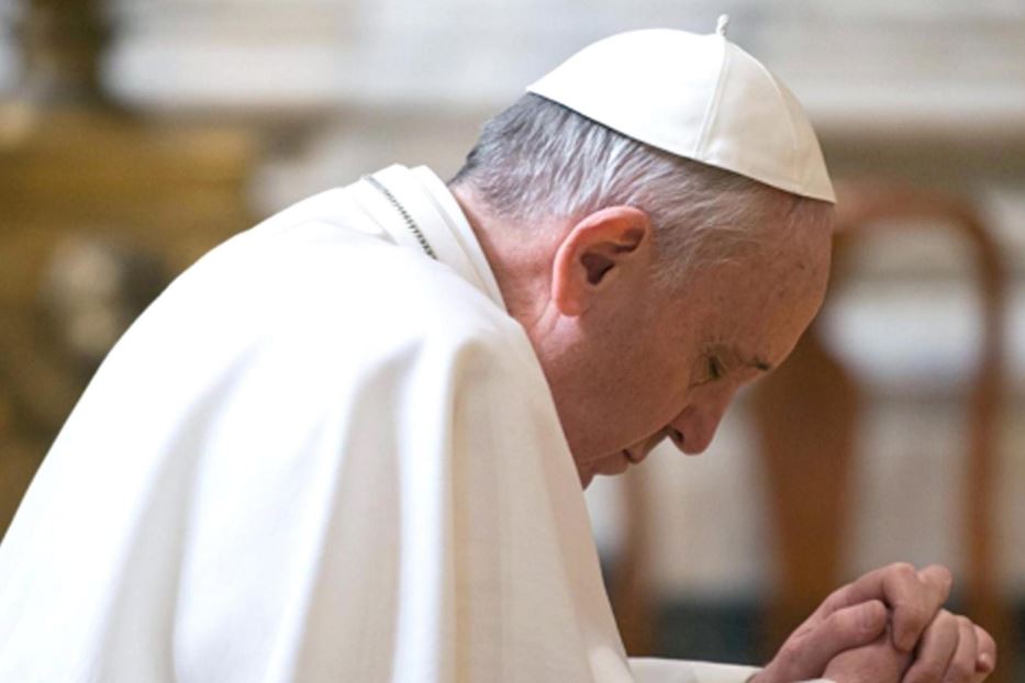 Il Papa in preghiera