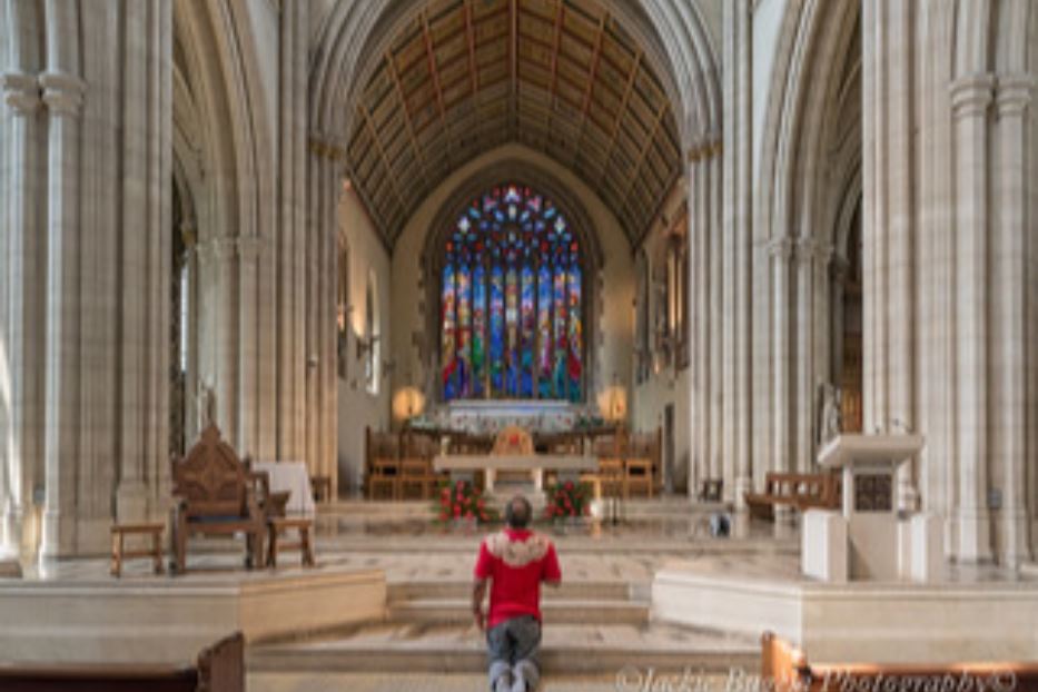 Un fedele prega nella Cattedrale