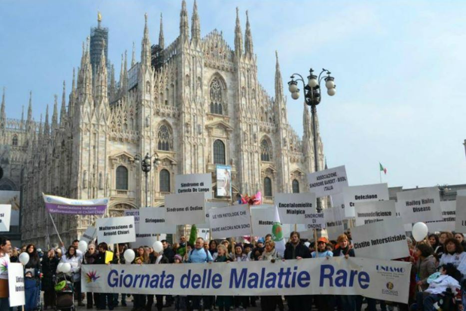 La Marcia dei malati rari sabato 25 febbraio a Milano, sui cartelli i nomi delle patologie