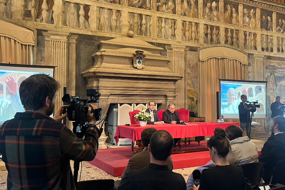 Un momento della conferenza stampa di presentazione dell'Arena di pace col vescovo di Verona Domenico Pompili