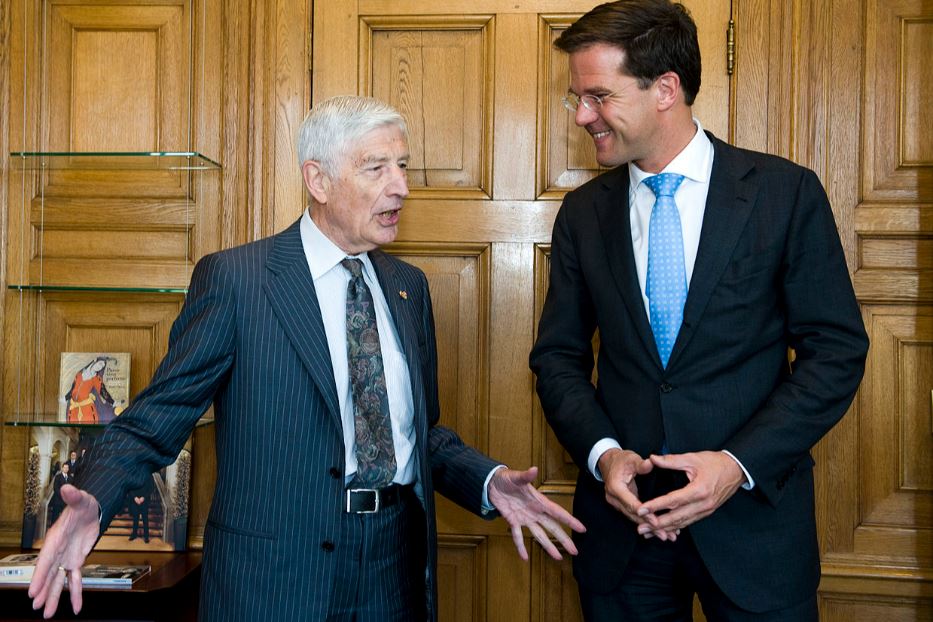 Dries van Agt (a sinistra) nel 2011 con l'allora premier olandese Mark Rutte