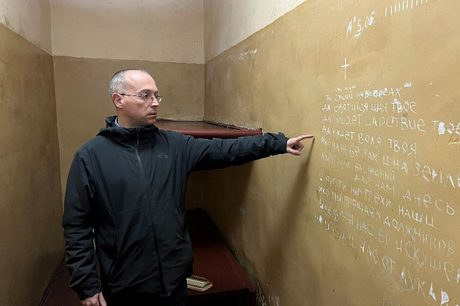 La preghiera del 'Padre Nostro' in russo nella cella trasformata in camera della tortura dall'esercito di Mosca a Balakliya