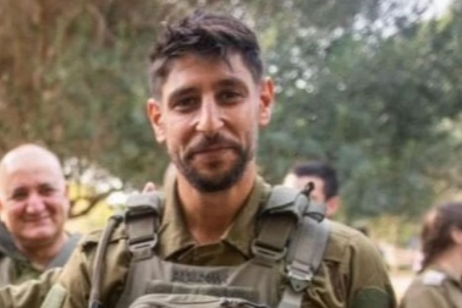 Idan Amedi in combattimento a Gaza prima dell'esplosione in cui è rimasto gravemente ferito