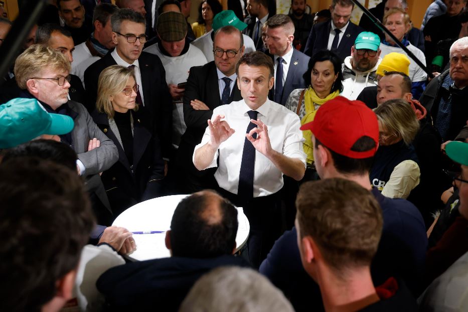 Macron parla con alcuni manifestanti al Salon de l’Agriculture di Parigi