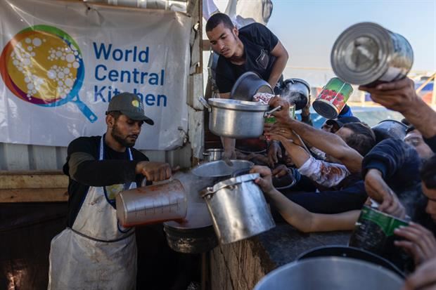 La distribuzione del cibo cucinato ai profughi