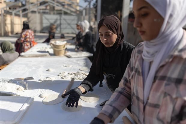 La preparazione del pane in una tensostruttura a Gaza