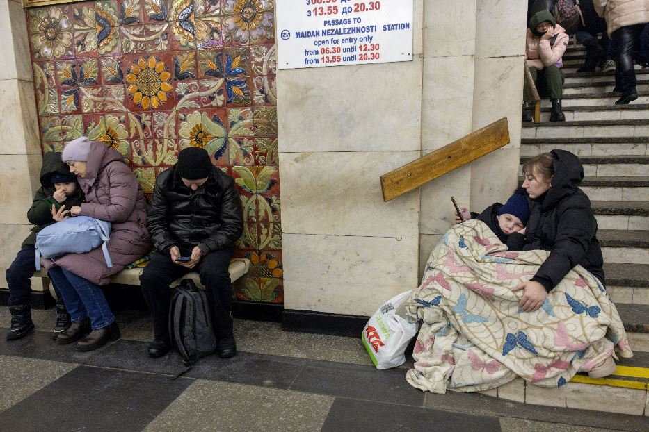 La gente di Kiev nelle stazioni della metropolitana usate come rifugio durante un attacco missilistico