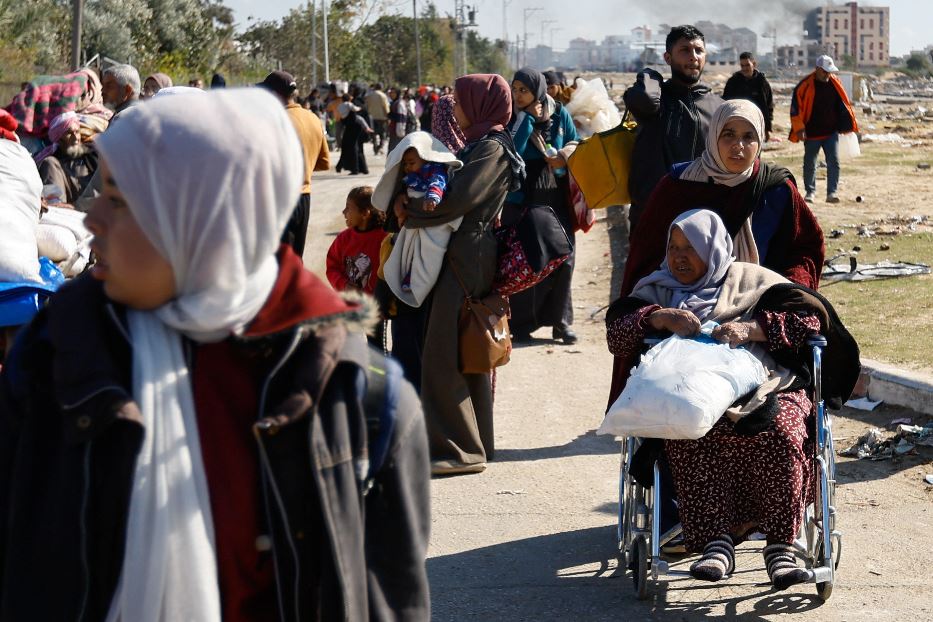 Sfollati in fuga da Khan Yunis verso la zona costiera vicino a Rafah