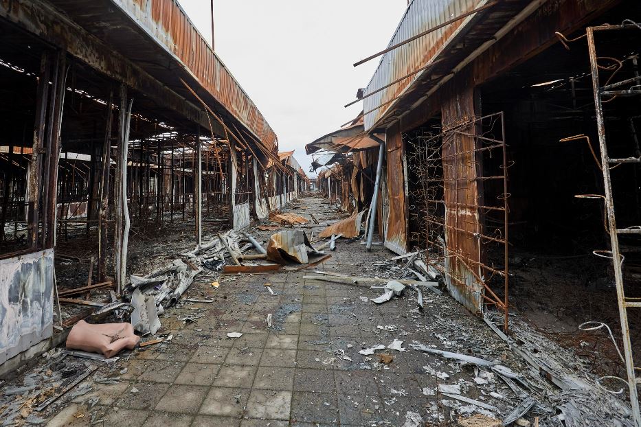 Il mercato di Kupiansk distrutto dagli attacchi