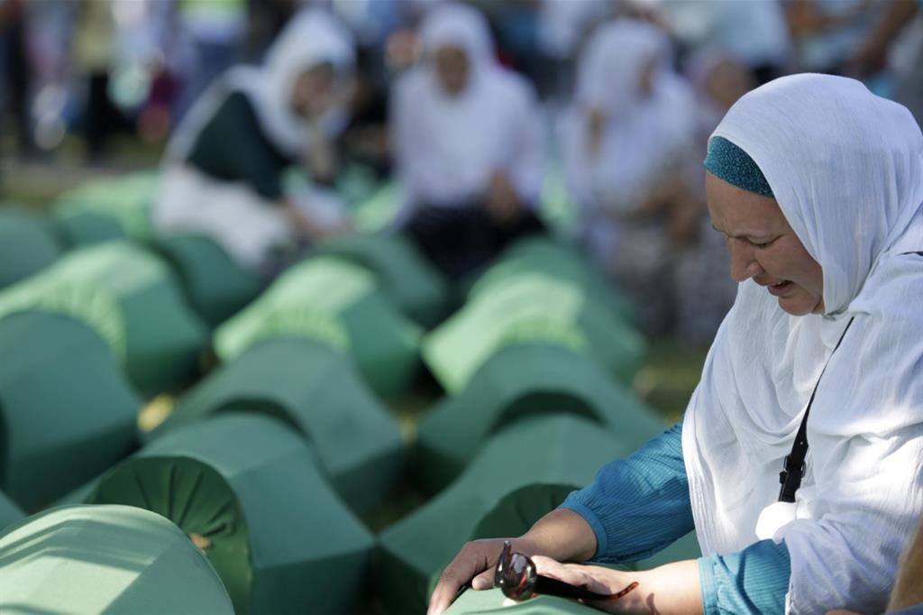 La commemorazione dell'eccidio di Srebrenica l'11 luglio 2017 (Foto Ansa/Ap)