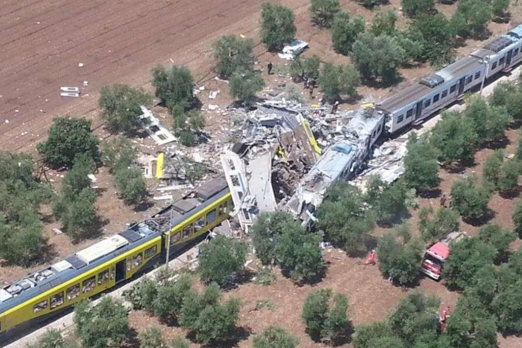 Puglia, scontro tra treni: 23 vittime