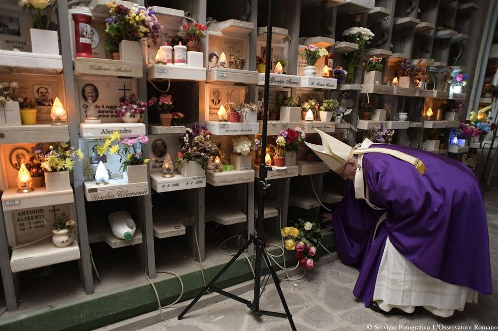 Il Papa al cimitero di Prima Porta deposita un mazzo di fiori - 