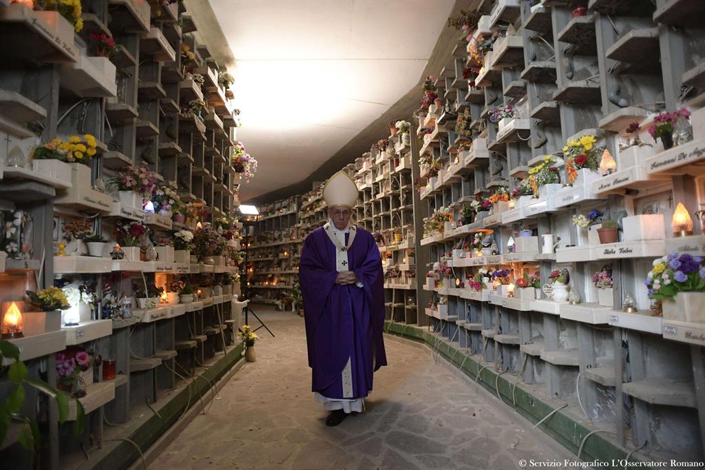 Papa Francesco all'ossario del cimitero di Prima Porta - 