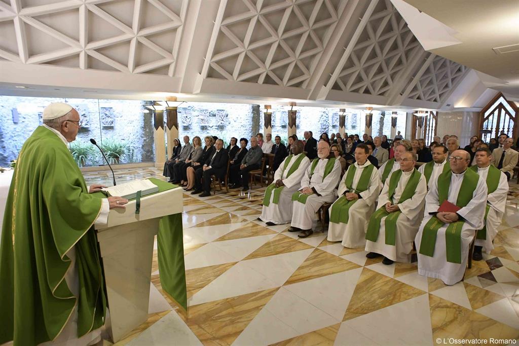 Il Papa celebra Messa nella cappella di Casa Santa Marta (foto Osservatore Romano)