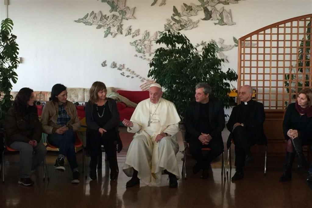 Il Papa a sorpresa dai tossicodipendenti 