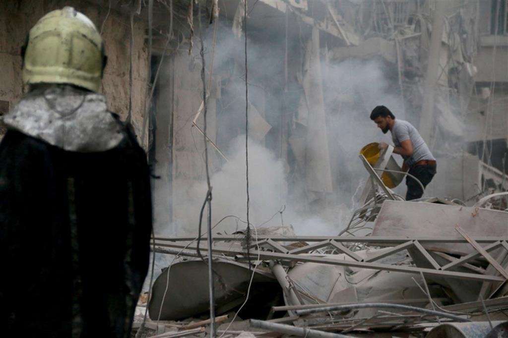 Aleppo, sospesi i bombardamenti