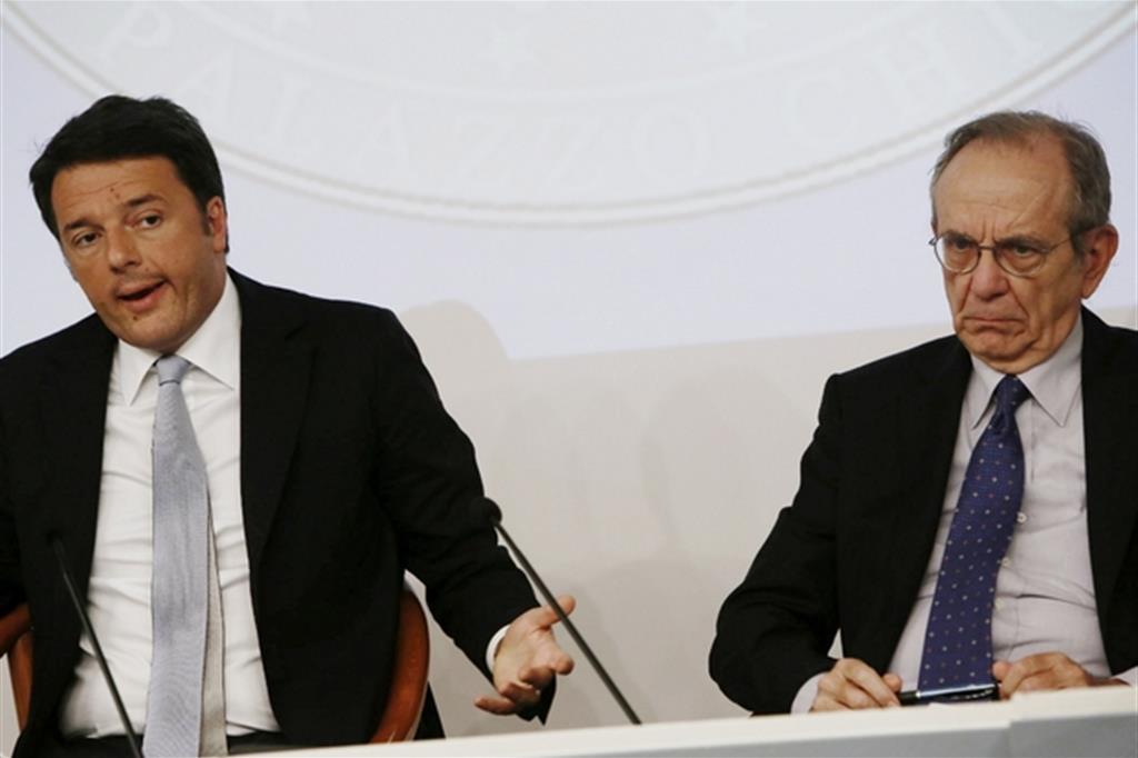 Matteo Renzi assieme il ministro dell'economia Pier Carlo Padoan (Fotogramma)