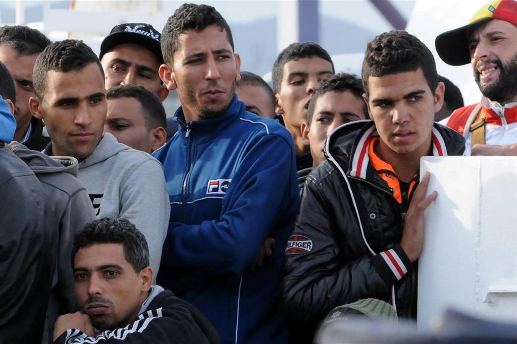 Migranti sbarcati a Palermo (Fotogramma)