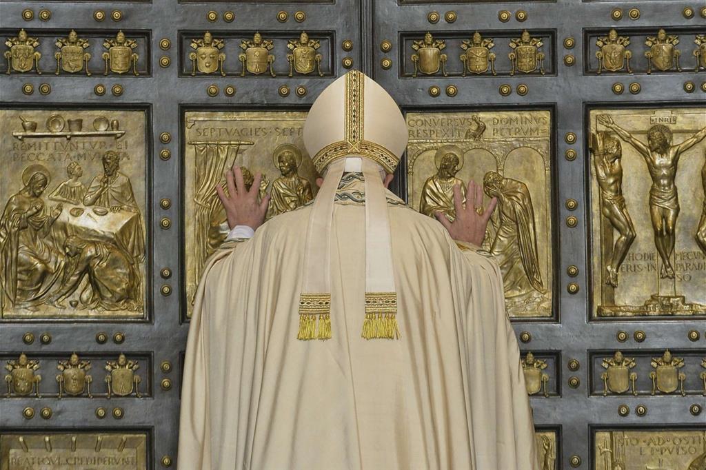 Papa Francesco l'8 dicembre 2015 apre la Porta Santa della Basilica di San Pietro.